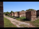 08463 ostia - regio v - insula iii - via della fortuna annonaria - caseggiato dei lottatori (v,iii,1) (haus der ringer) - zwischen zwei laeden der eingang - via della fortuna annonaria - ri osten.jpg